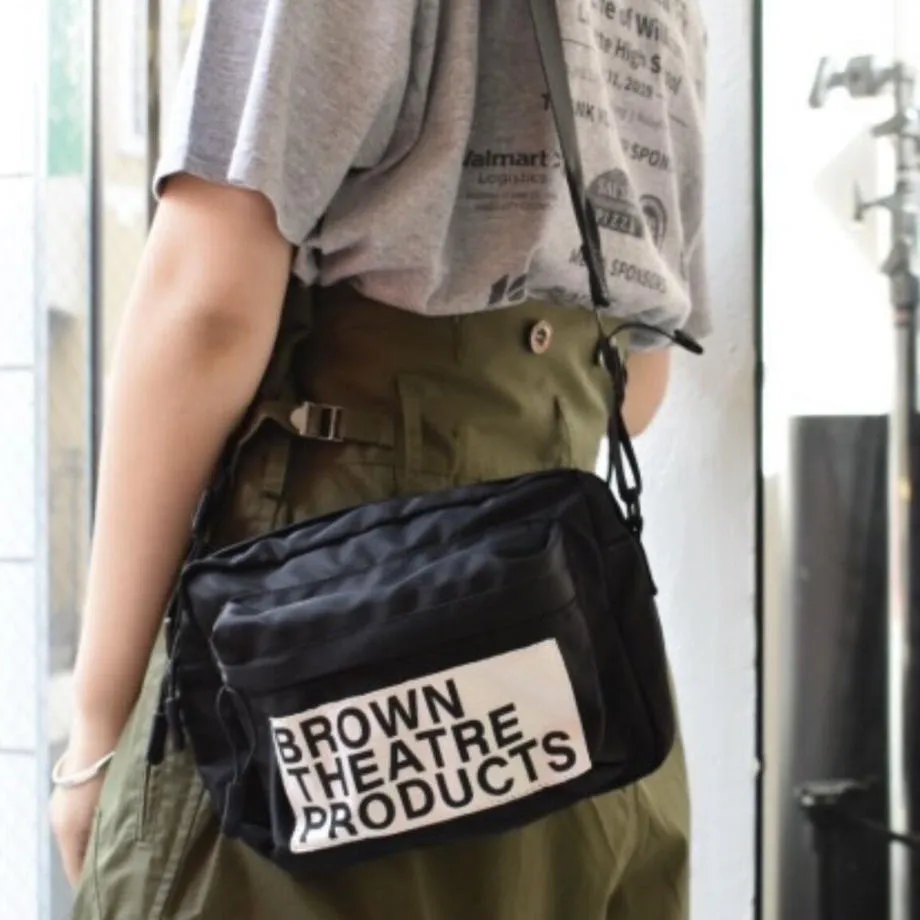 THEATER PRODUCTS STICKER LABEL SHOULDER BAG / ステッカーラベルショルダーバッグ ブラウンネームカメラバッグ