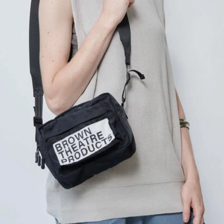 THEATER PRODUCTS STICKER LABEL SHOULDER BAG / ステッカーラベルショルダーバッグ ブラウンネームカメラバッグ